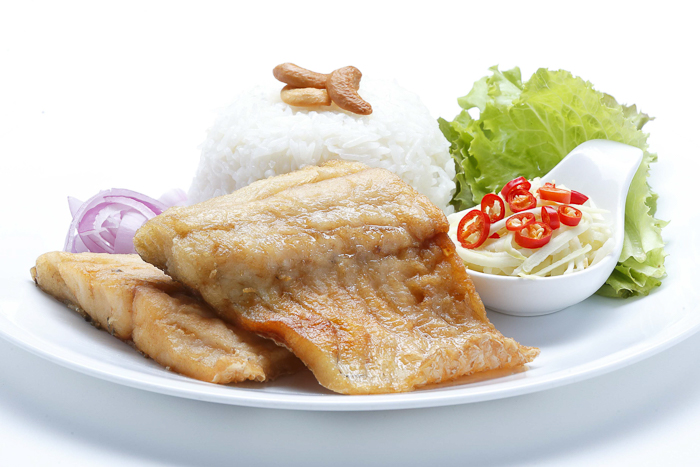 ข้าวกล่อง ข้าวปลากะพงทอดน้ำปลา ยำมะม่วง